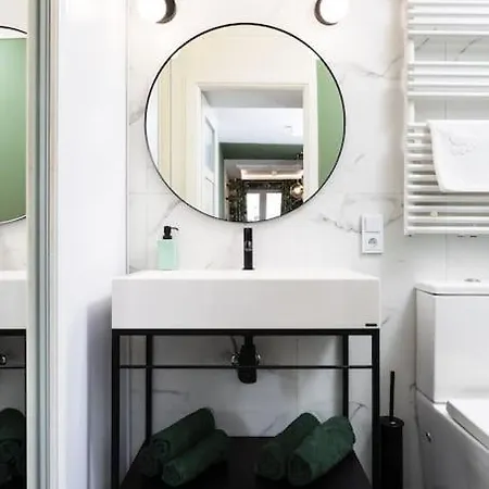 Verdant Oasis - Old Town - By Upstairs Apartment