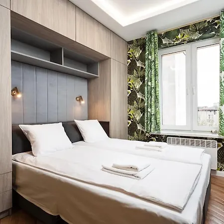 Verdant Oasis - Old Town - By Upstairs Appartamento *