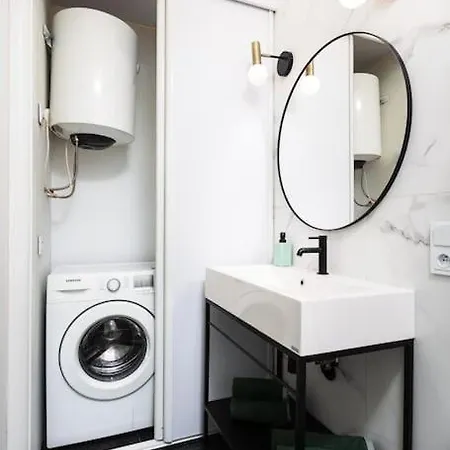 Verdant Oasis - Old Town - By Upstairs Appartamento *