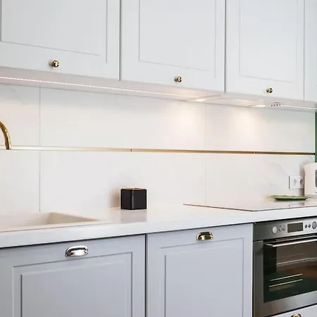 Verdant Oasis - Old Town - By Upstairs *