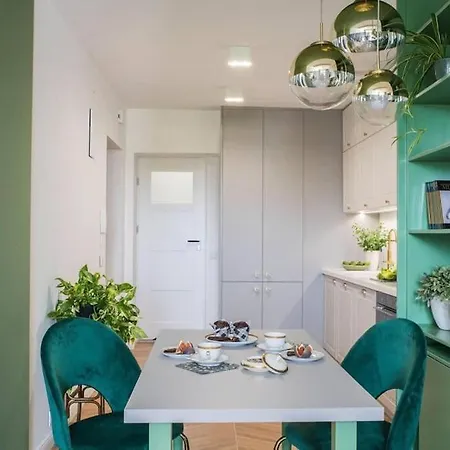 Verdant Oasis - Old Town - By Upstairs Daire *