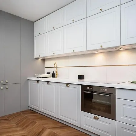 Verdant Oasis - Old Town - By Upstairs Apartament