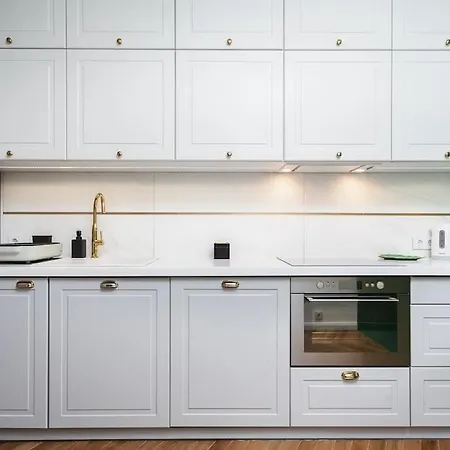 Verdant Oasis - Old Town - By Upstairs *