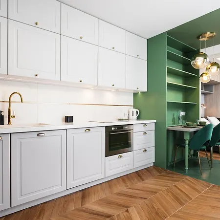 Verdant Oasis - Old Town - By Upstairs Apartment