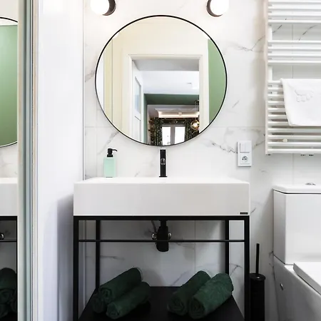 Verdant Oasis - Old Town - By Upstairs Apartment *