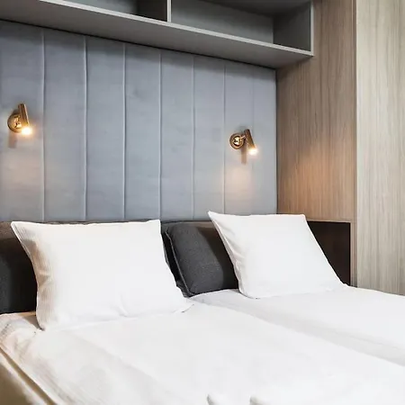 Verdant Oasis - Old Town - By Upstairs Апартаменты *