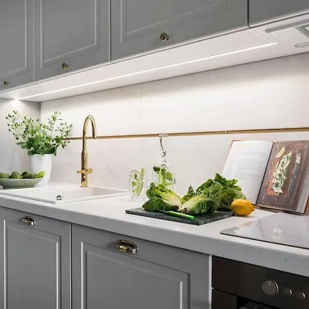 Verdant Oasis - Old Town - By Upstairs Апартаменты